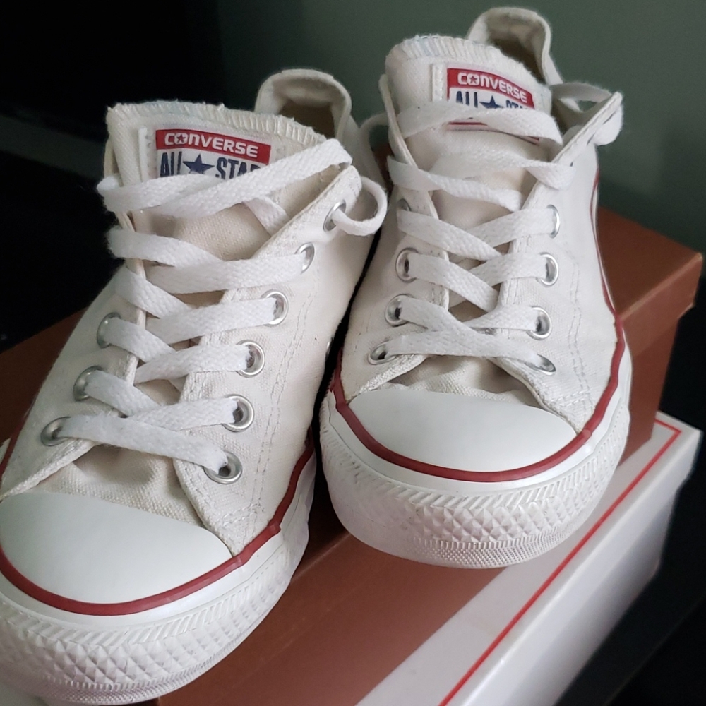 White Converse Size 8 EUC